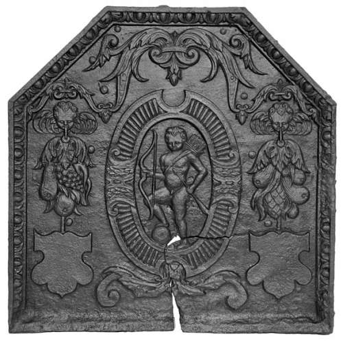 Louis XVI period fireplace plaque decorated with Cupid in a medallion