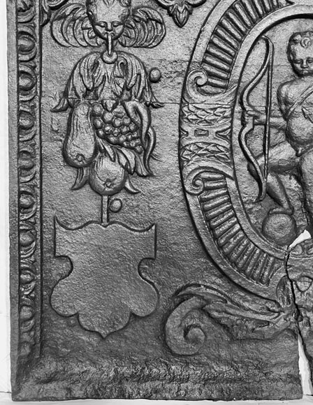 Louis XVI period fireplace plaque decorated with Cupid in a medallion Louis XVI period fireplace plaque decorated with Cupid in a medallion-2