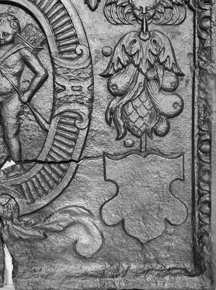 Louis XVI period fireplace plaque decorated with Cupid in a medallion Louis XVI period fireplace plaque decorated with Cupid in a medallion-7