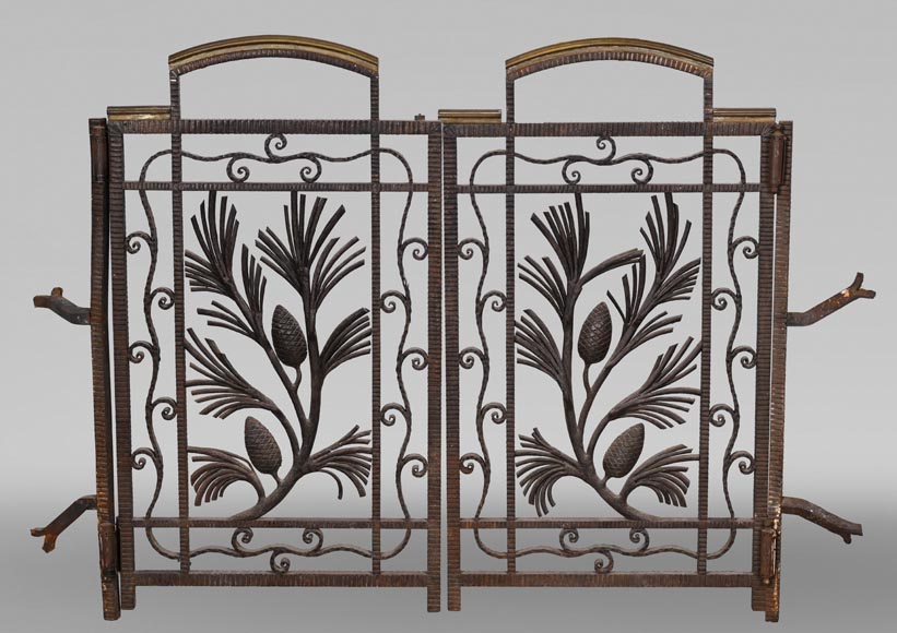 Wrought-iron fireplace spark guard with pine branch decoration, 1930s Wrought-iron fireplace spark guard with pine branch decoration, 1930s-0