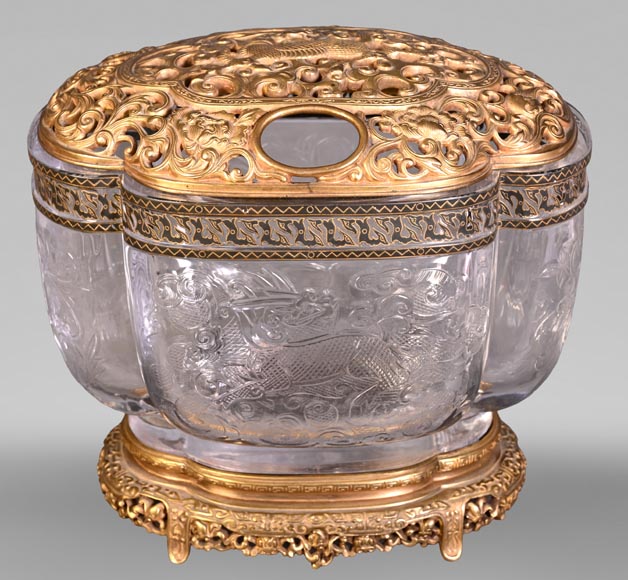 L’Escalier de Cristal (attributed to) Quadrilobed covered bowl with stand, crystal and gilt bronze L’Escalier de Cristal (attributed to) Quadrilobed covered bowl with stand, crystal and gilt bronze-0