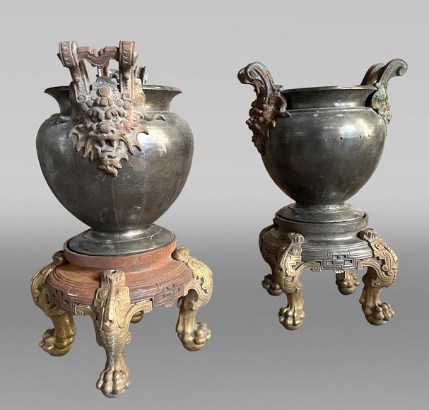 Pair of Japonesque-style cast-iron vases on bases with claw feet Pair of Japonesque-style cast-iron vases on bases with claw feet-1