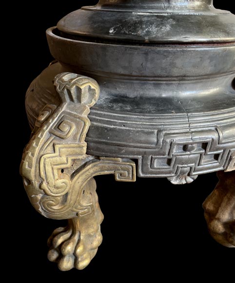 Pair of Japonesque-style cast-iron vases on bases with claw feet Pair of Japonesque-style cast-iron vases on bases with claw feet-6