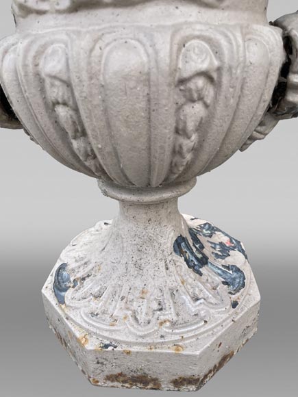 Cast iron garden vase with a frieze of cupids and handles formed as winged putti Cast iron garden vase with a frieze of cupids and handles formed as winged putti-5