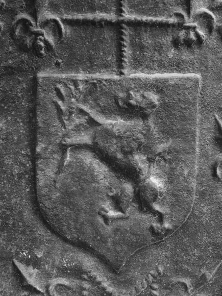 Cast-iron fireback decorated with a coat of arms and a portrait bust-2