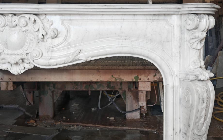 Highly sculpted Louis XV style fireplace in Carrara marble Highly sculpted Louis XV style fireplace in Carrara marble-10