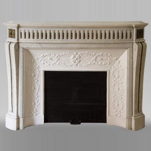 Antique Louis XVI style fireplace mantel in Carrara marble with bronze ornaments