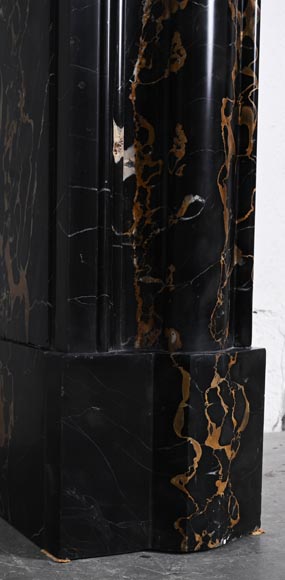 Louis XIV style fireplace in Portoro marble, with a molding and rounded frieze Louis XIV style fireplace in Portoro marble, with a molding and rounded frieze-4