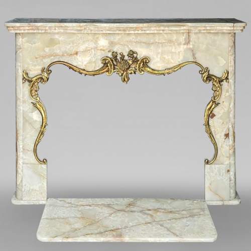 Decorative mantel in onyx