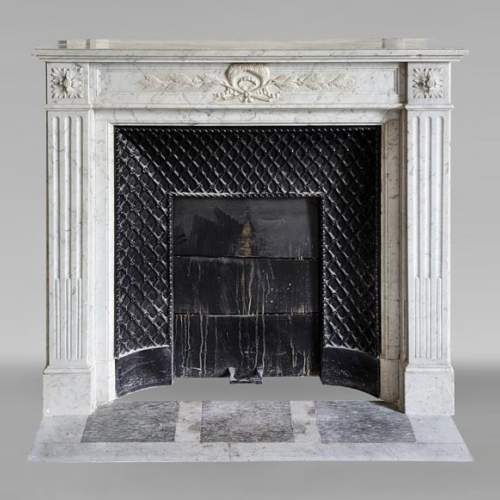Louis XVI mantel in Carrara marble adorned with a laurel wreath