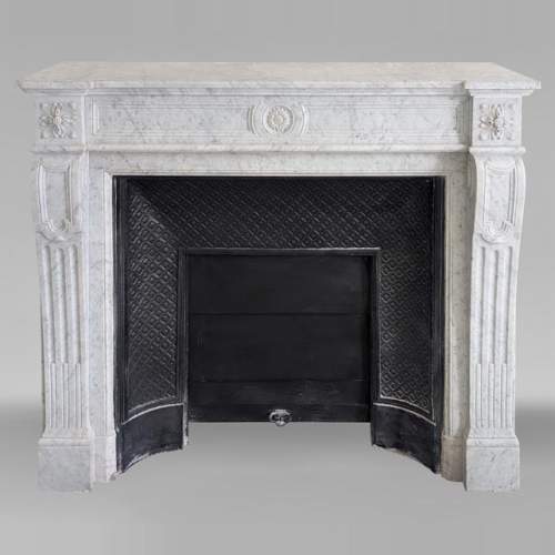 Cheminée de style Louis XVI en marbre de Carrare ornée d'un tournesol