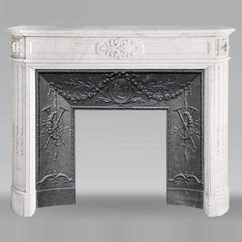 Louis XVI style fireplace in Carrara marble, with rounded corners