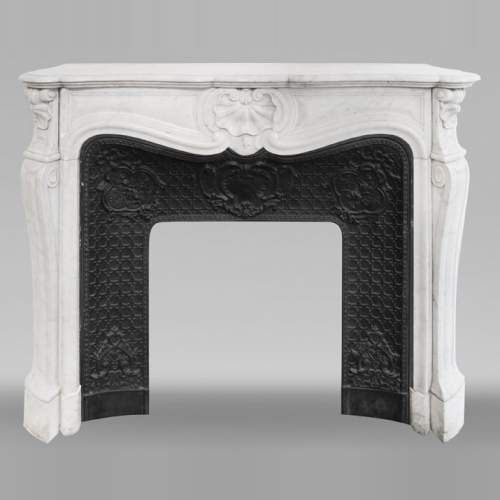 Louis XV style fireplace in Carrara marble, decorated with three shells
